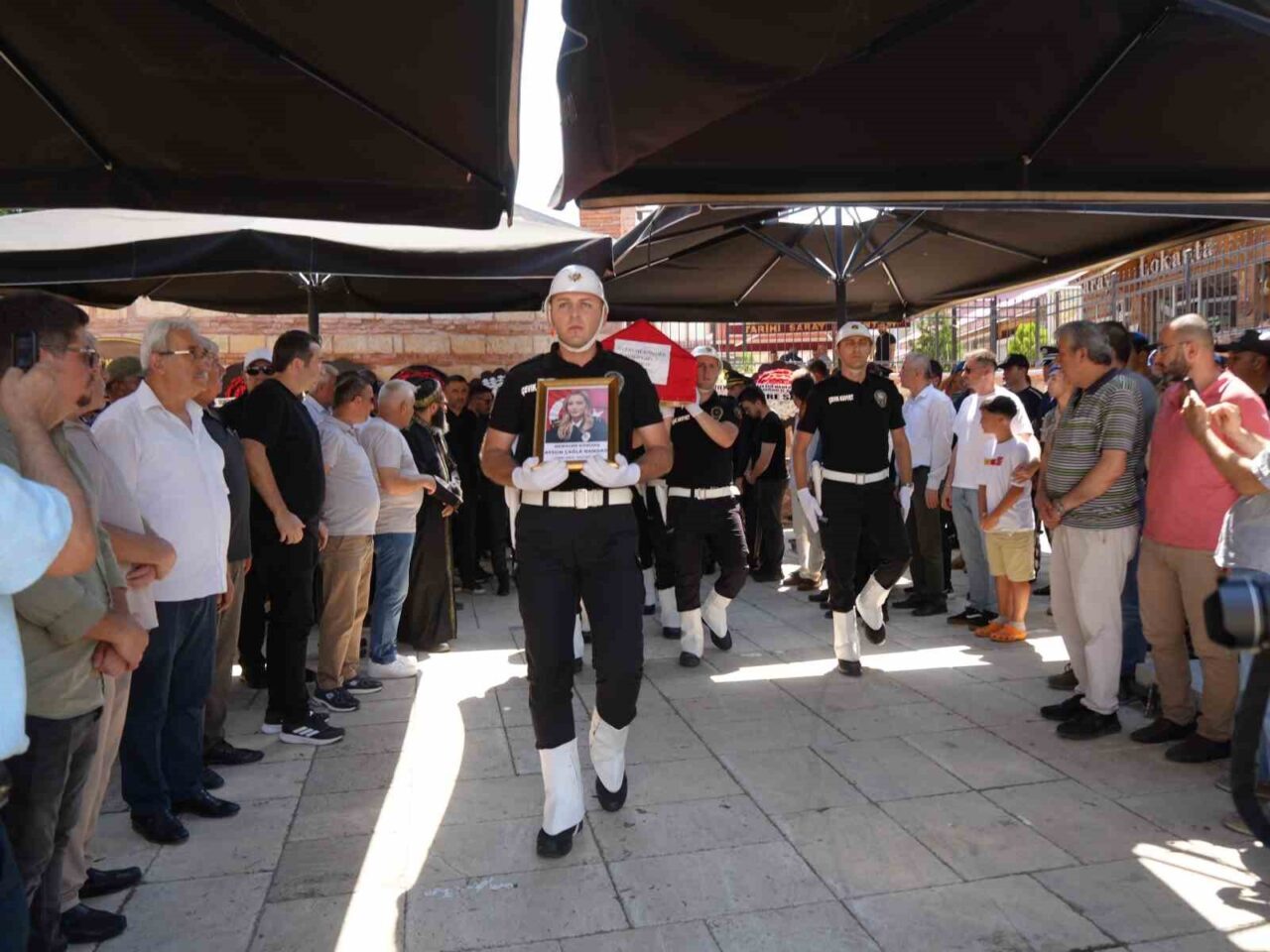 Trafik kazasında hayatını kaybeden komiser son yolculuğuna uğurlandı