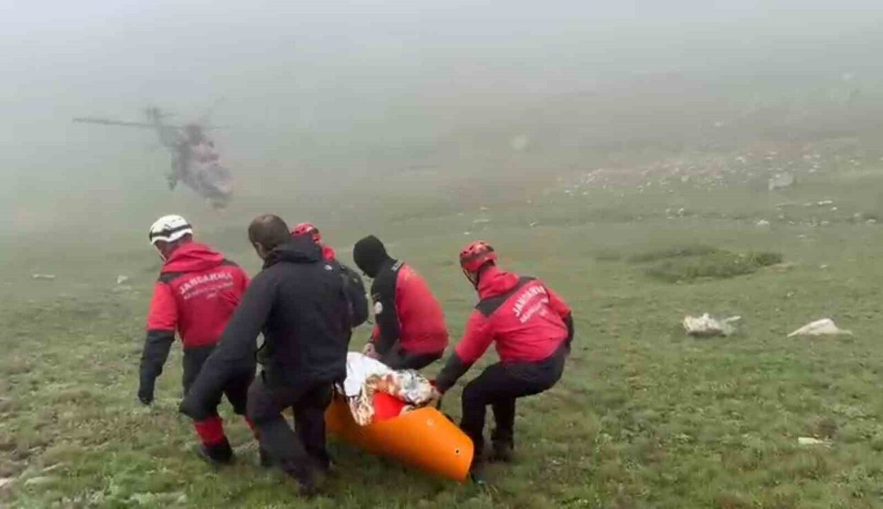 Uçağın enkazındaki yaralı yolcu ve ölen pilotun cenazesi bölgeden helikopterle alındı