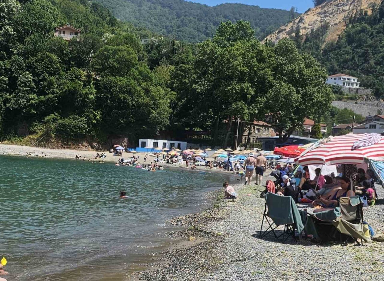 Vatandaşlar sıcak havada deniz keyfi yaşadı