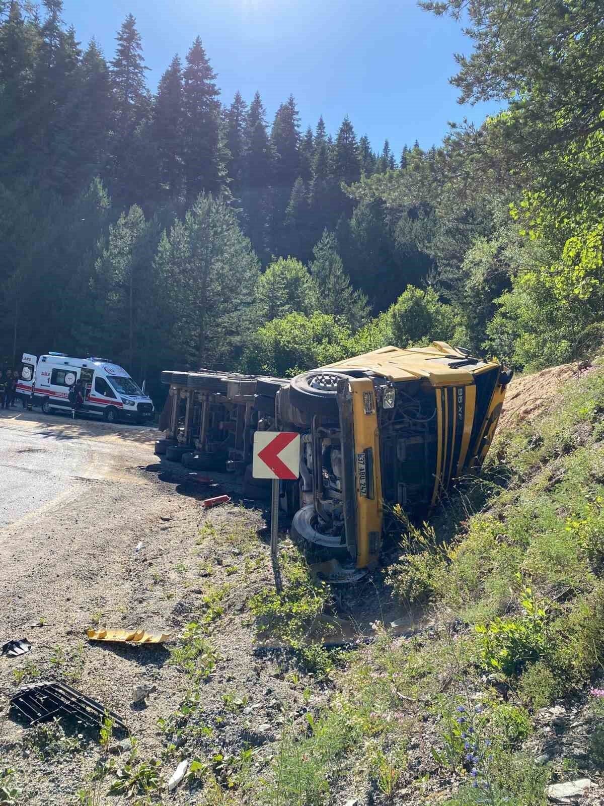 Virajı alamayan talaş yüklü tır devrildi: 2 yaralı