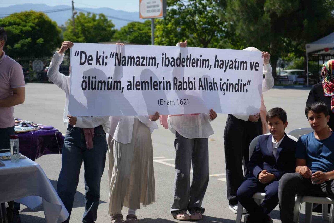 Yatılı yaz Kur’an kursu öğrencilerinden coşkulu final: İTÜ’deki pankartı açtılar