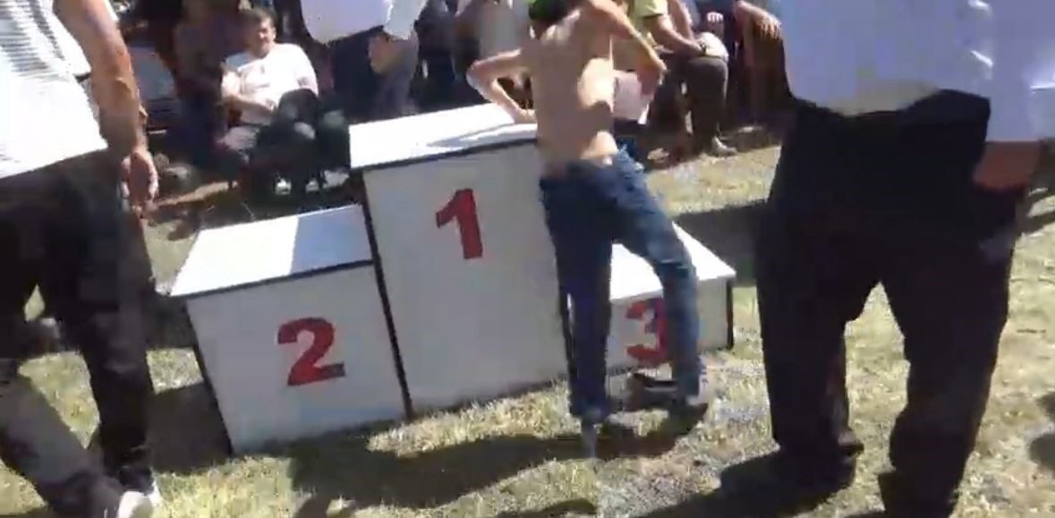 Yayla bayramında güreşte birinci olan minik sporcu kürsüye çıkarken ayakkabılarını çıkardı