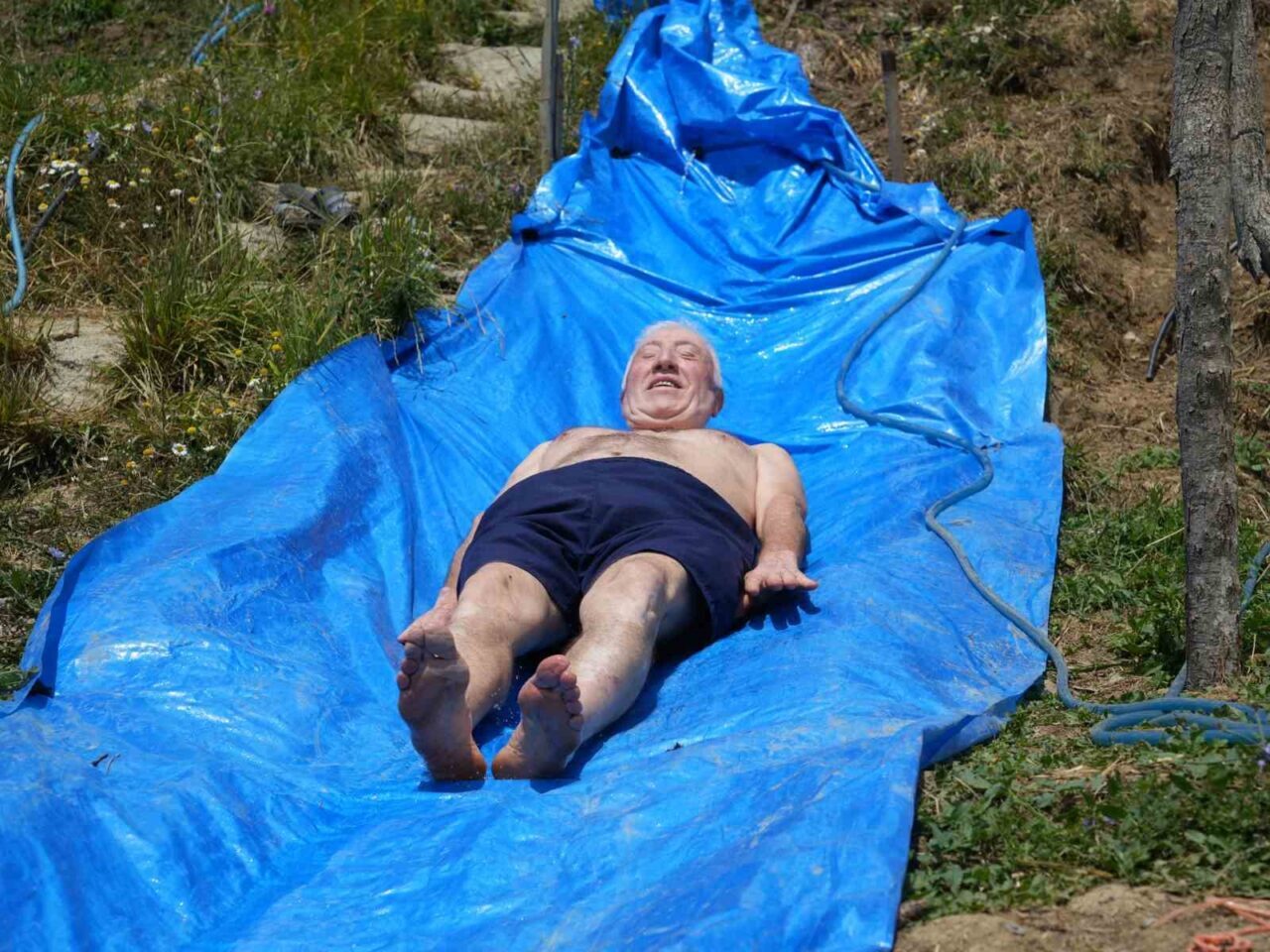 Yaz sıcağına ilginç çözüm: Köydeki evinin bahçesine kendi aquaparkını yaptı