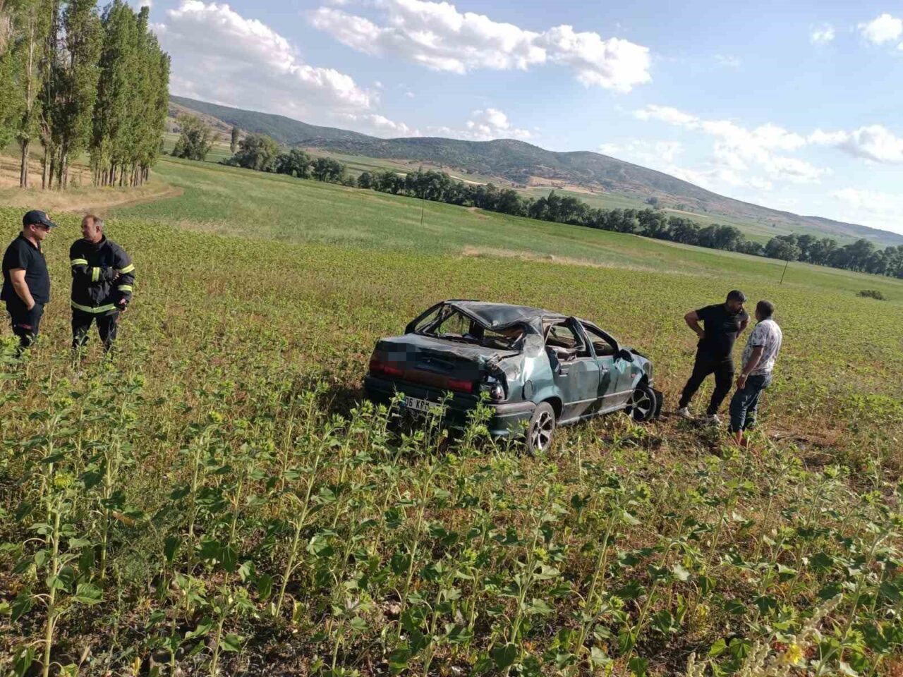 Yoldan çıkan otomobil tarlaya uçtu :1 yaralı
