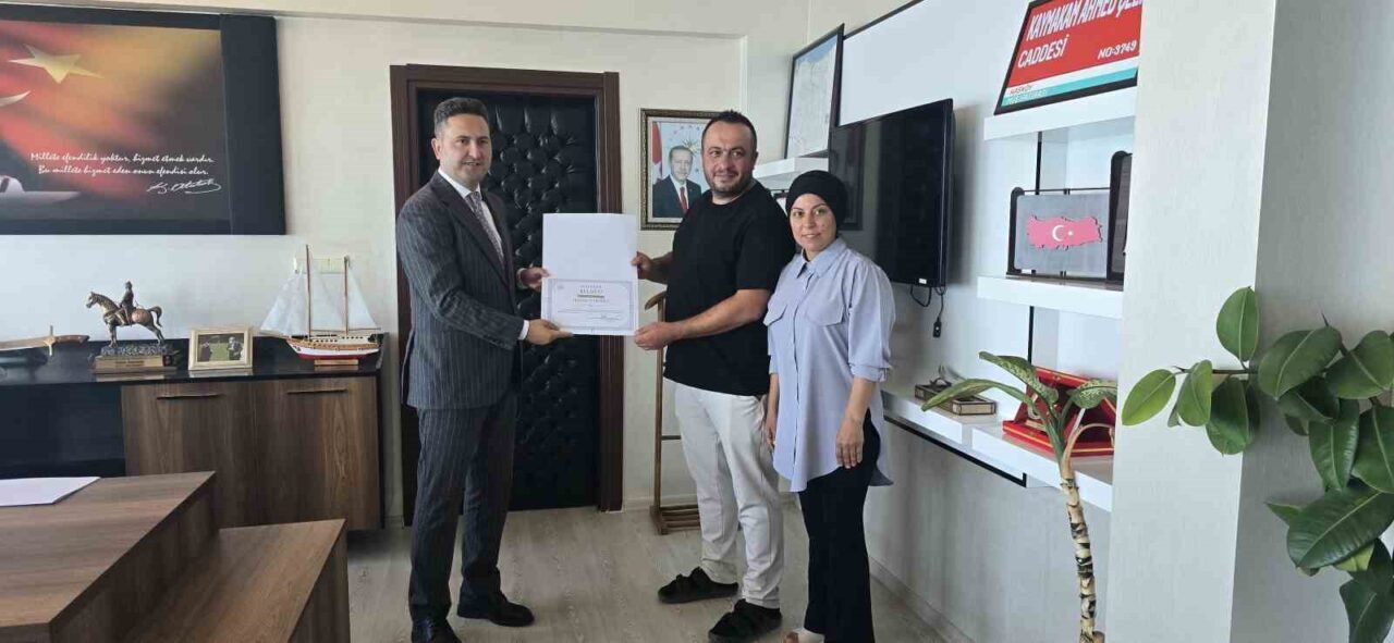 Yosunlu iskeleyi temizleyen çifte teşekkür belgesi