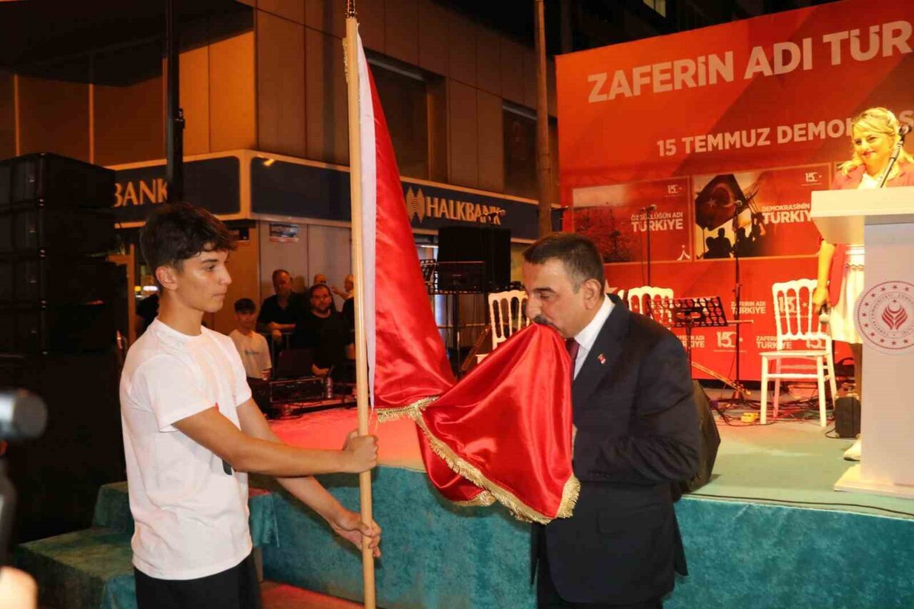 Zonguldak’ta 15 Temmuz’un yıldönümünde demokrasi nöbeti tutuldu