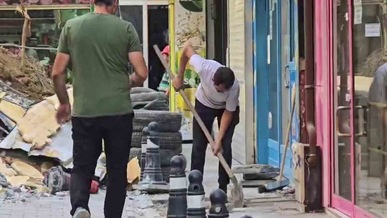 Zonguldak’ta yıkım sırasında molozlar yola döküldü