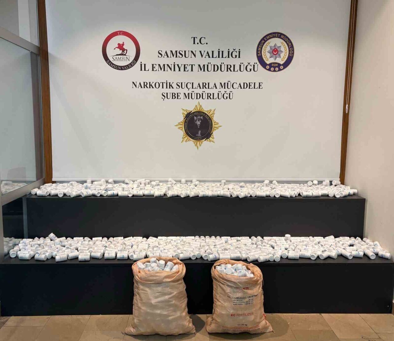 Ahırdaki arı kovanlarının arkasına gizlenen çuvallardan 54 bine yakın uyuşturucu hap çıktı