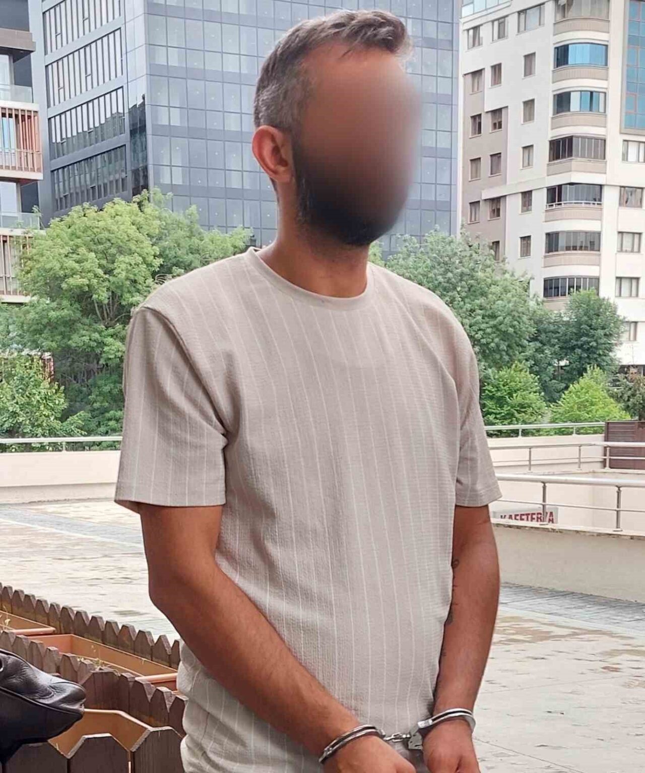 Aldattığını eşine anlatan iş arkadaşını bıçakladı