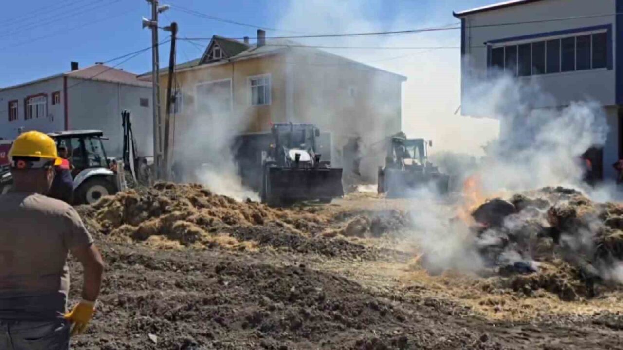 Alt katındaki samanların tutuştuğu evi yanmaktan ekipler kurtardı