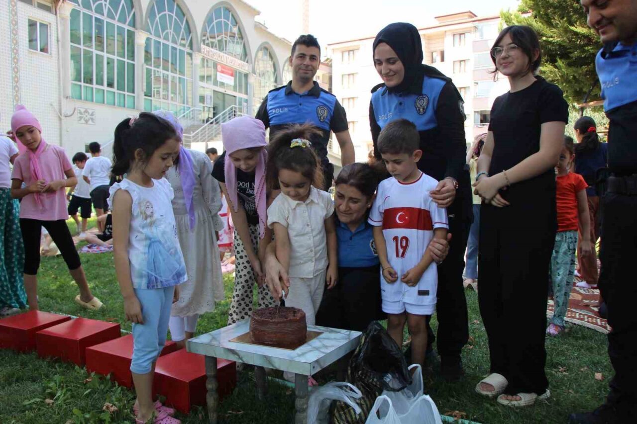 Amasya polisinden Kur’an kursunda eğitim gören çocuklara pasta sürprizi