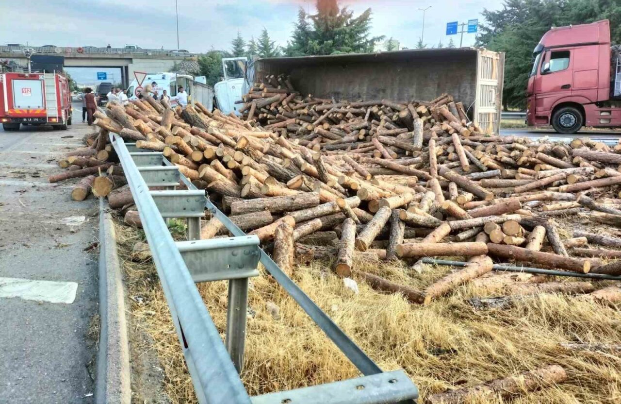 Amasya’da tomruk yüklü tır devrildi: 1 yaralı