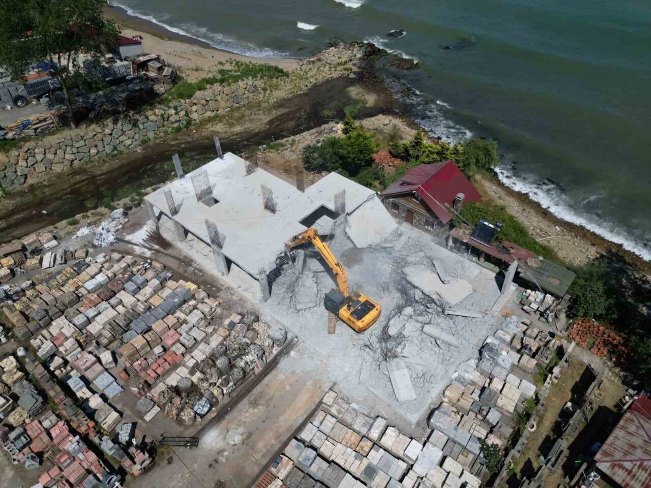 Arsin’de tartışma konusu olan kaçak yapı ile ilgili yıkım kararı gerçekleştirildi