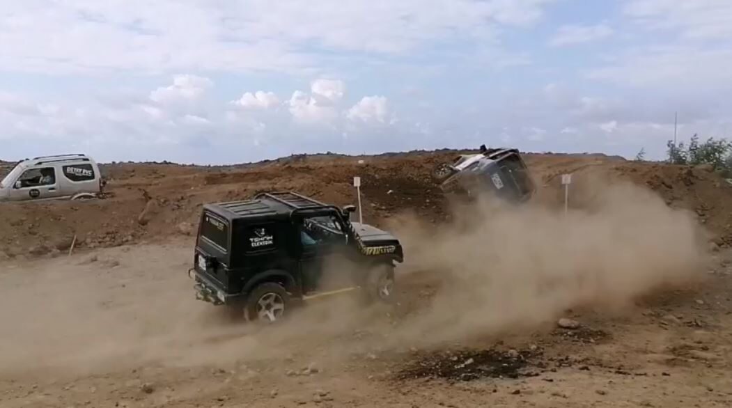 Artvin’de off-road yarışlarında yürekler ağza geldi: 2 araç devrildi