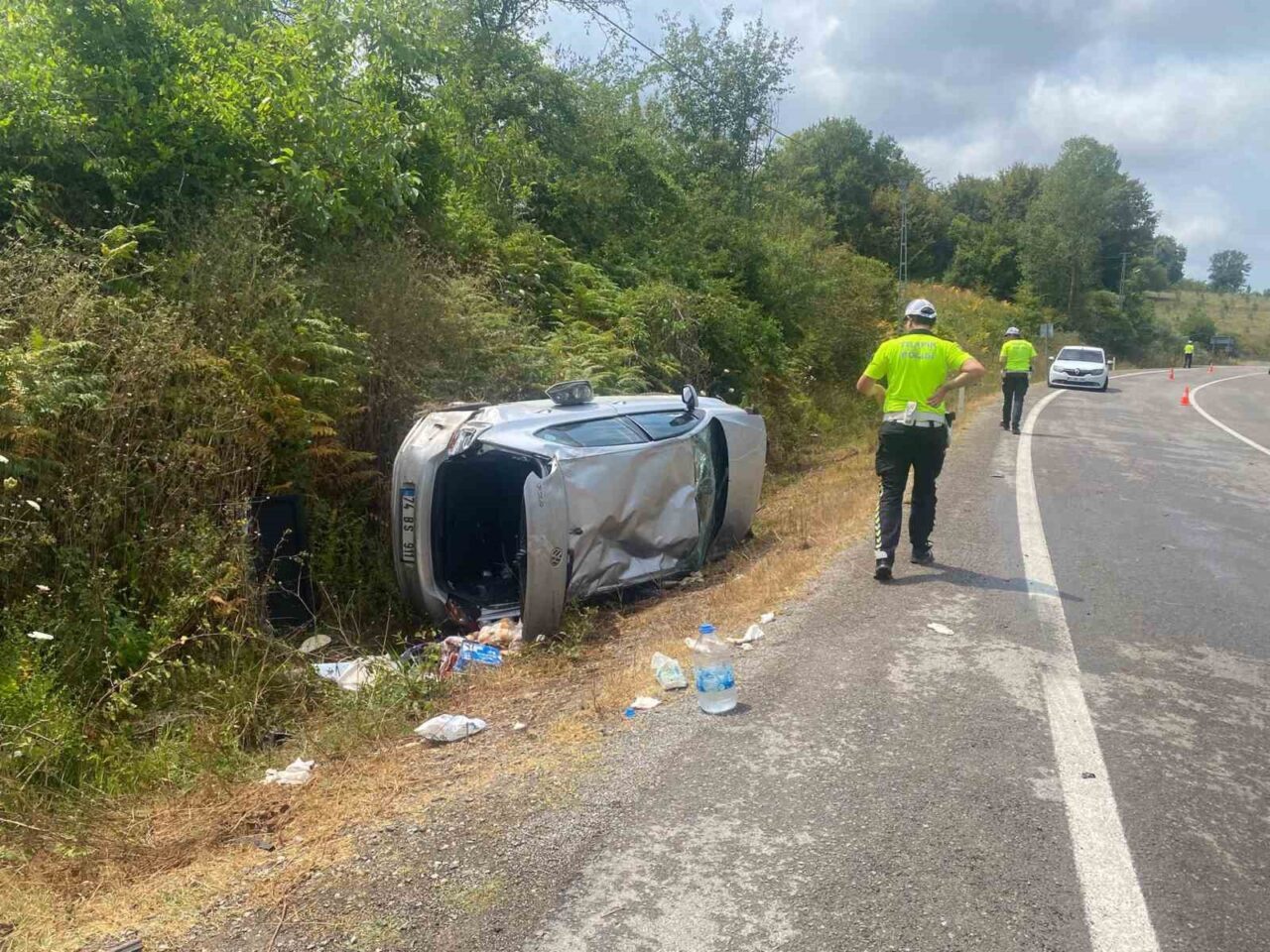 Bartın’da yoldan çıkan otomobil devrildi: 3 yaralı