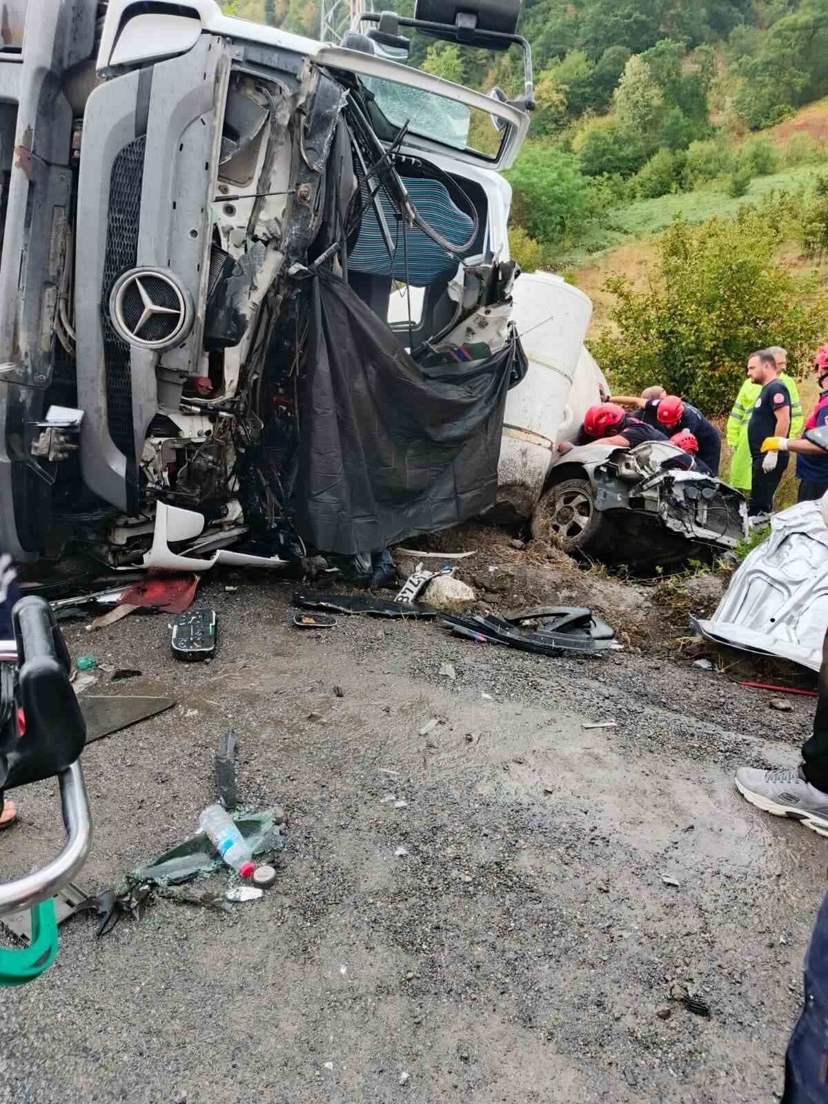 Beton mikseri otomobilin üzerine devrildi: 1 ölü, 1 yaralı