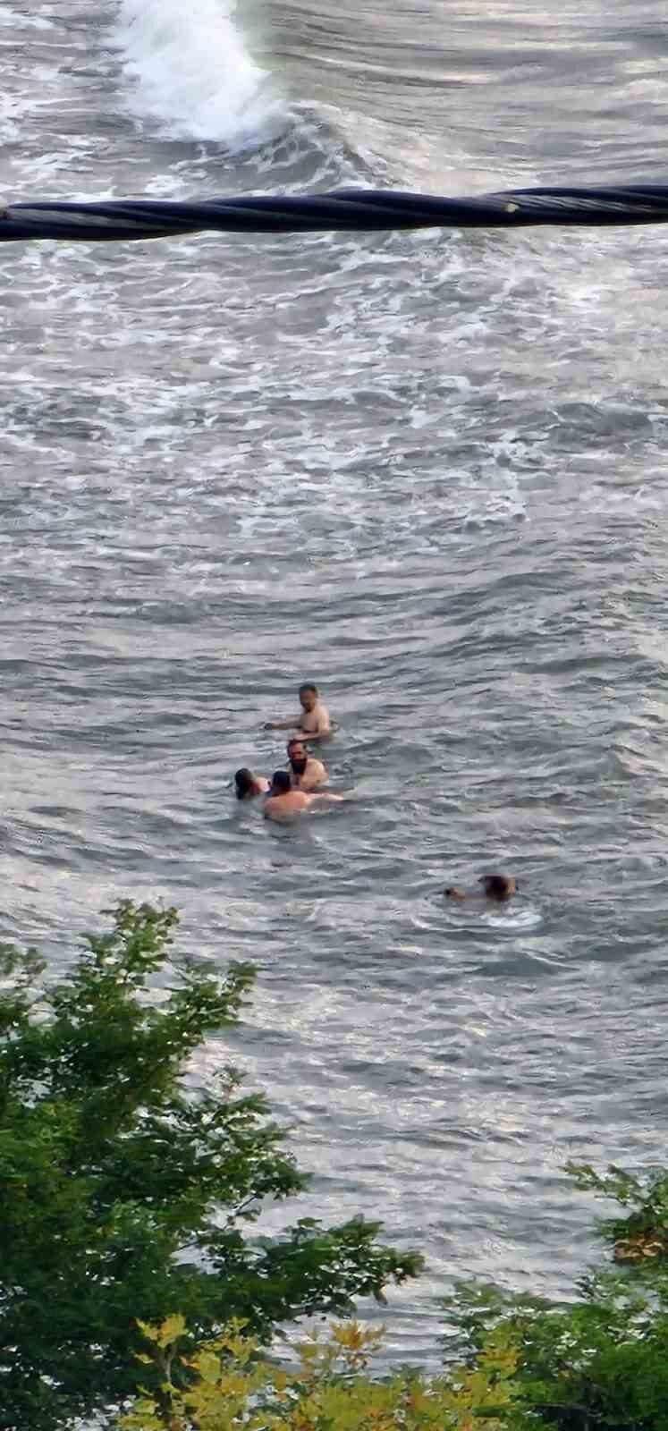 Boğulma tehlikesi geçiren 3 kadını vatandaşlar kurtardı