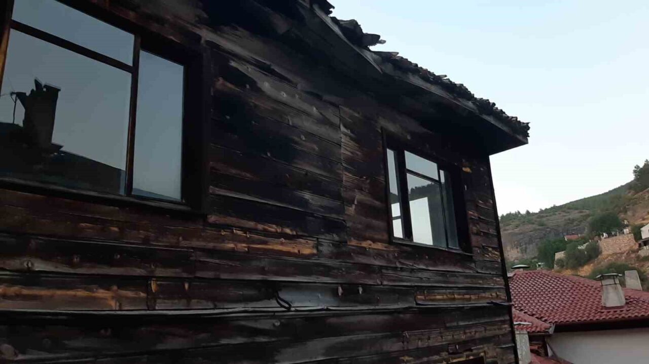 Bolu’da 3 katlı evin çatı katında çıkan yangın söndürüldü