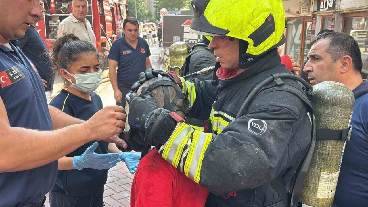 Bolu’da 5 katlı apartmanda yangın çıktı: 1’i çocuk 2 kişi dumanlar arasından kurtarıldı