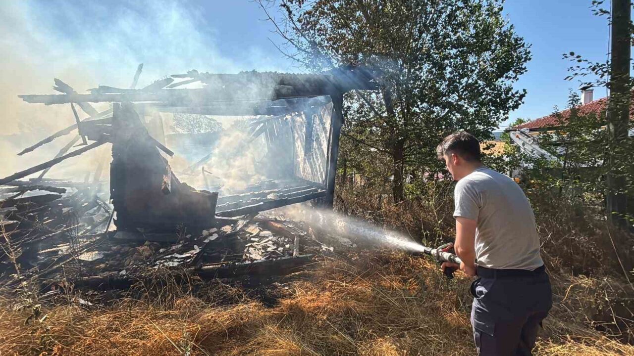 Bolu’da otluk arazide çıkan yangın 2 katlı evi küle çevirdi