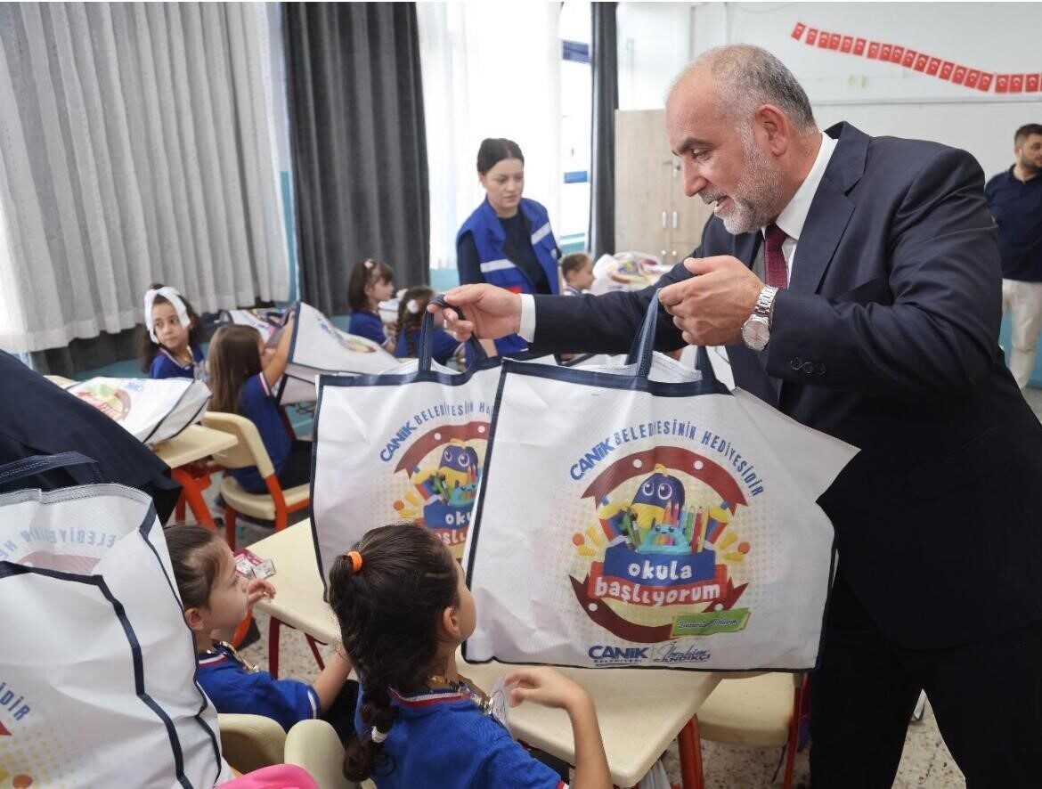 Bu ilçede öğrencilerin çanta ve kırtasiye setinin hepsi belediyeden