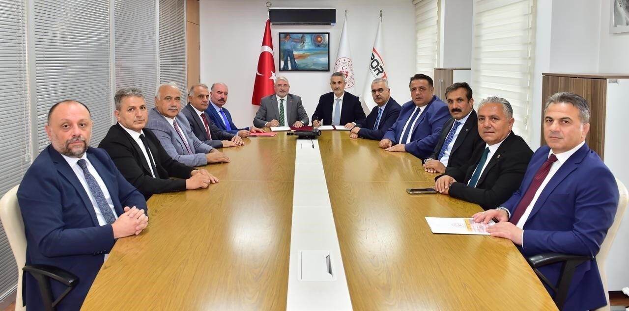 Çorum’a spor yatırımları müjdesi: 2 spor salonu ve 15 sentetik saha yapılacak