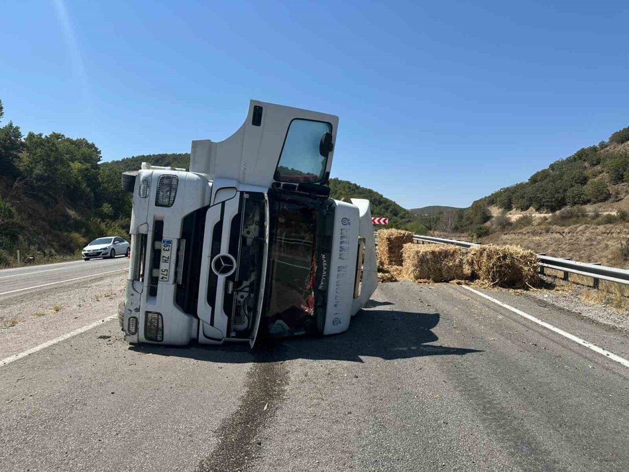 Çorum’da balya yüklü tır devrildi: 1 yaralı