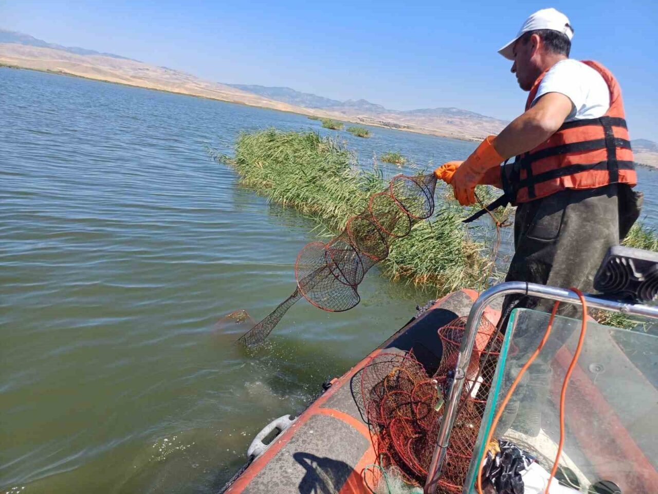 Çorum’da baraj gölünde kaçak avlanan 4 şahsa ceza