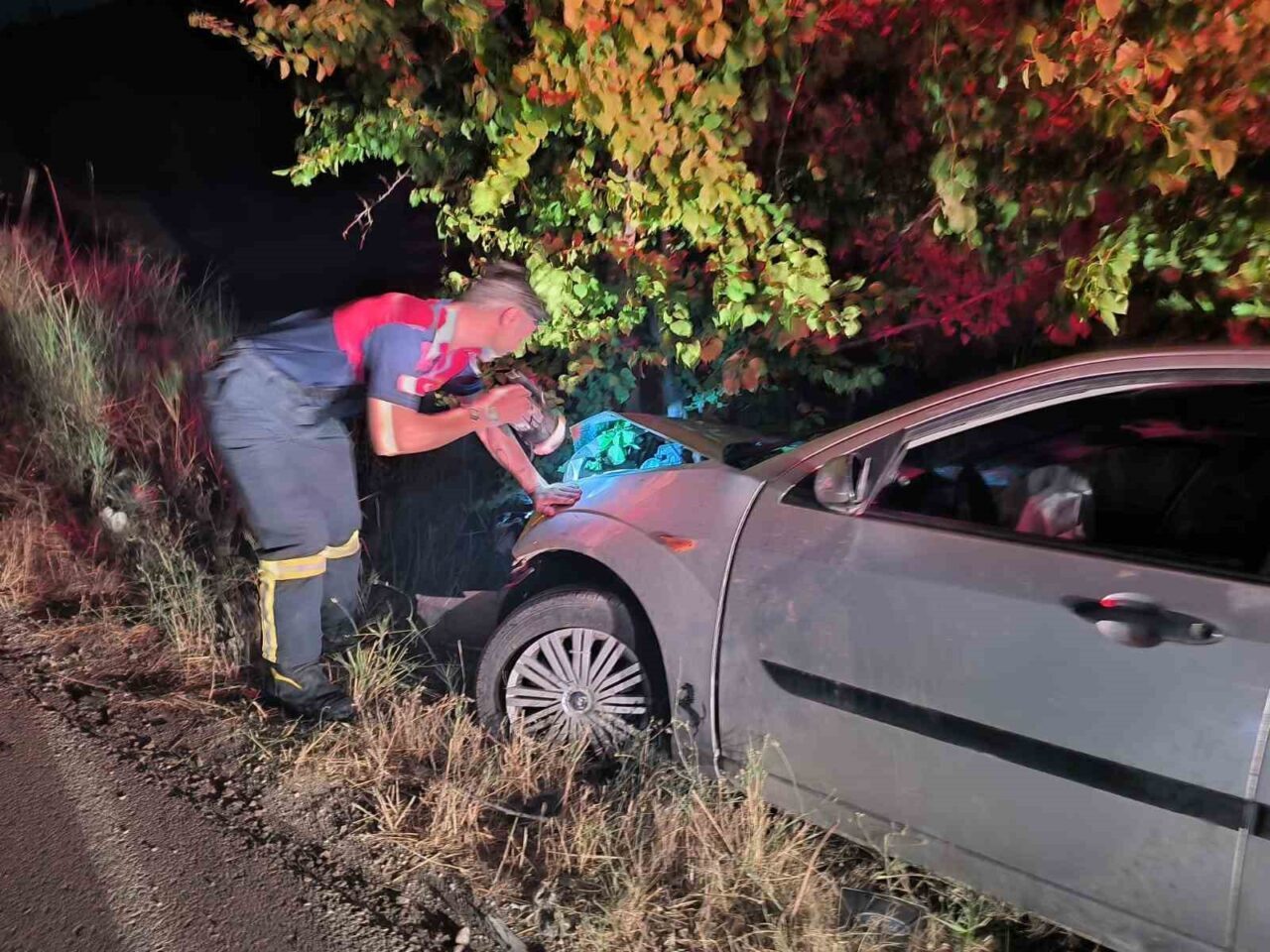 Çorum’da kontrolden çıkan otomobil ağaca çarptı: 2 yaralı