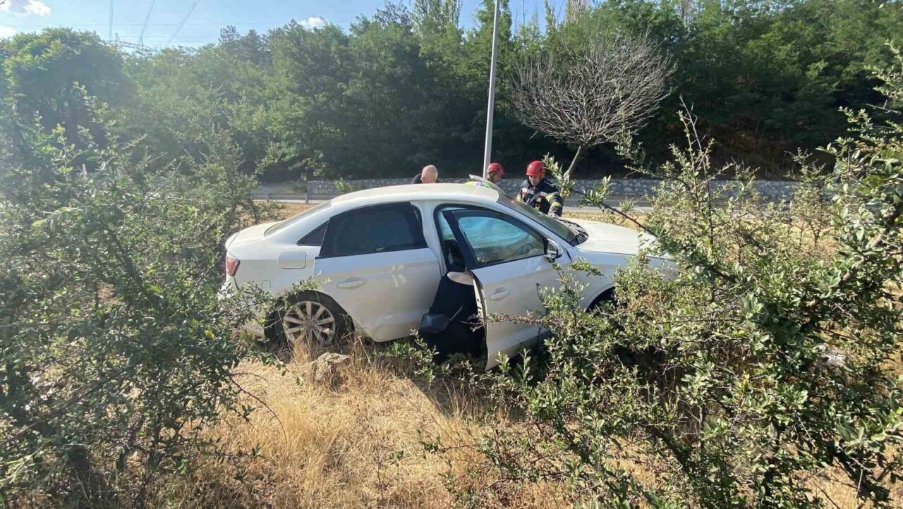 Çorum’da otomobil yol kenarındaki bordür taşlara çarptı: 2 yaralı