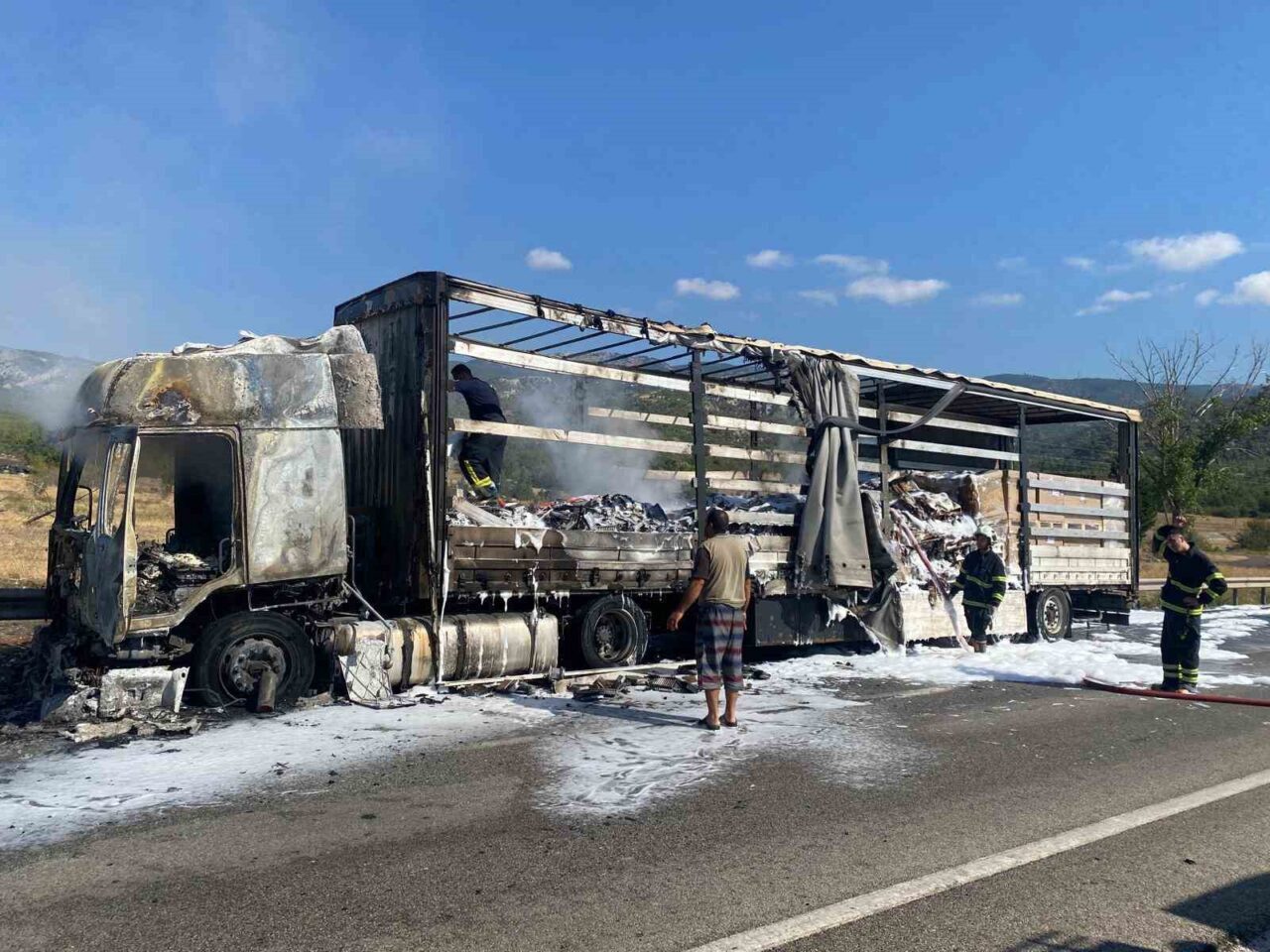 D100’de seyir halindeki tır alev alev yandı