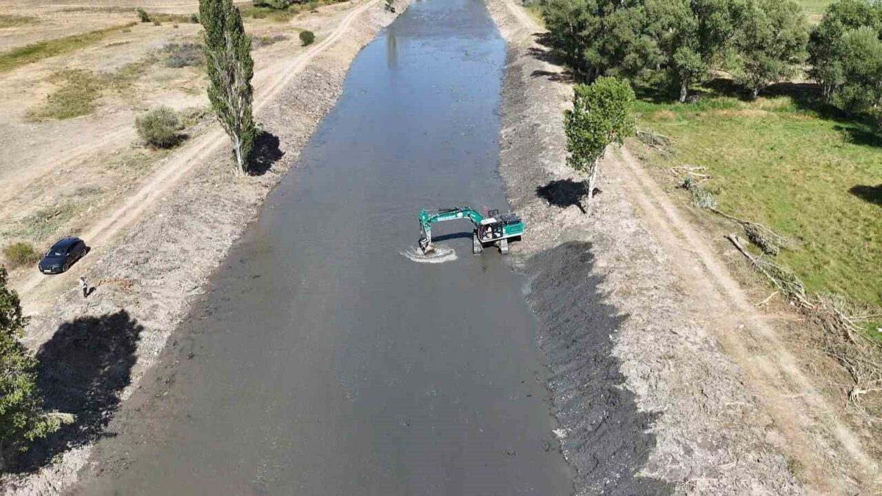 Değirmencik köyündeki dere yatağı temizlendi