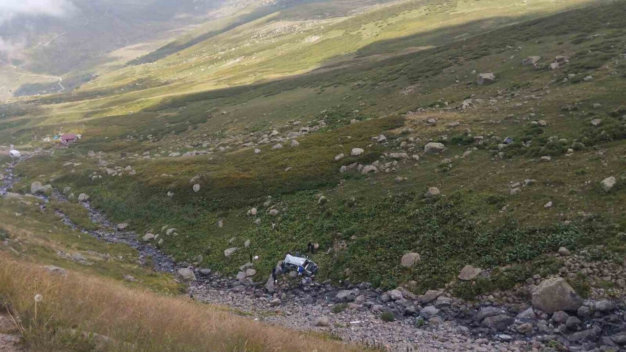 Demirkapı Yaylası’nda Arap turistleri taşıyan minibüs dere yatağına yuvarlandı: 2 ölü, 4 yaralı