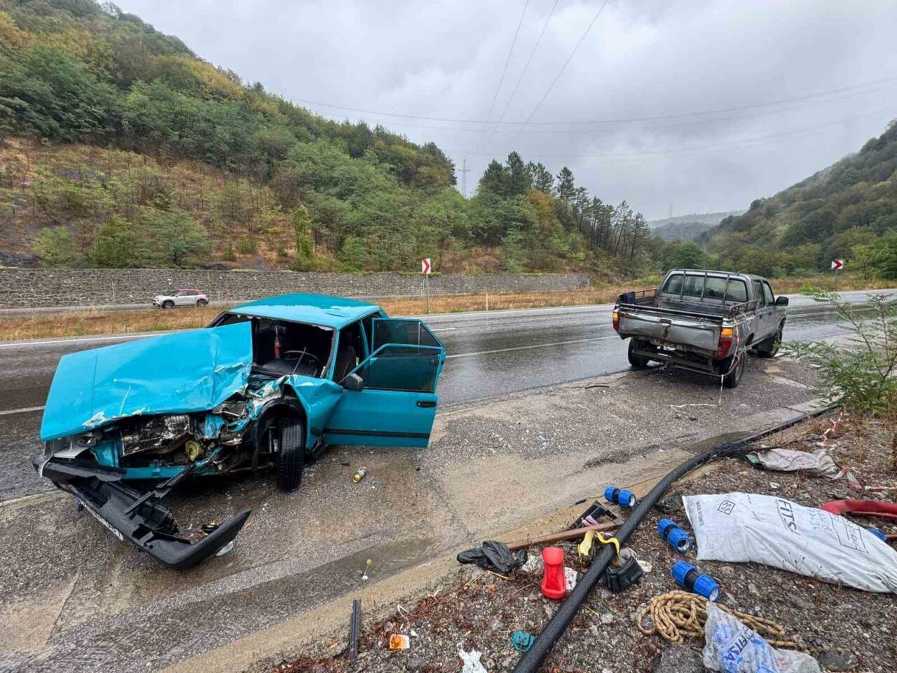 Depo bakımı yapan ekibin aracına çarpan otomobil hurdaya döndü