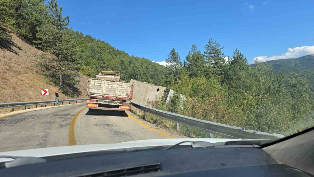 Devrilen beton bloğu kaldırma çalışmalarında uzun araç kuyrukları oluştu