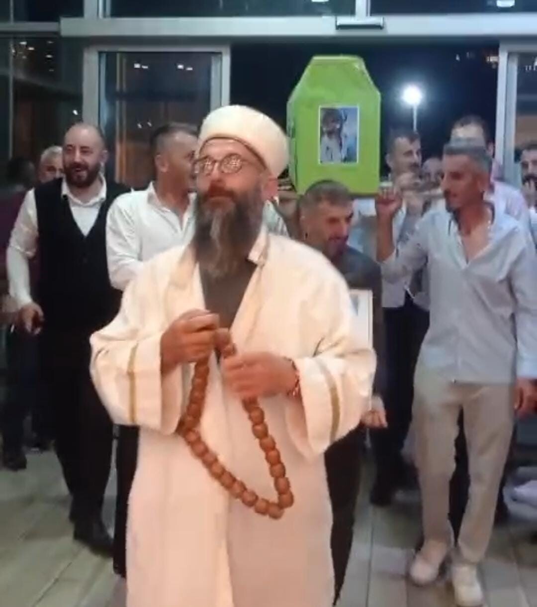 Düğün salonuna tabutla girdiler