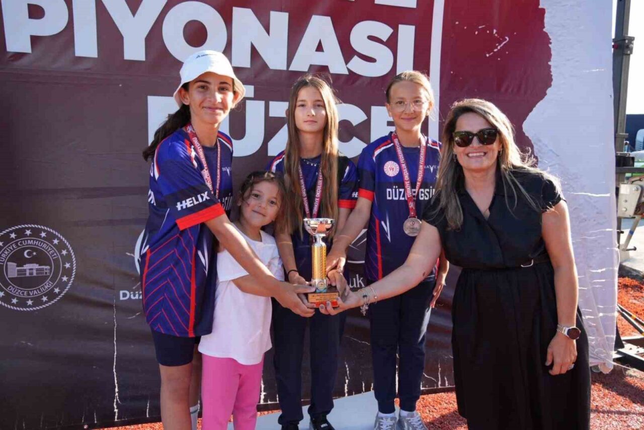 Düzceli okçular kürsüde