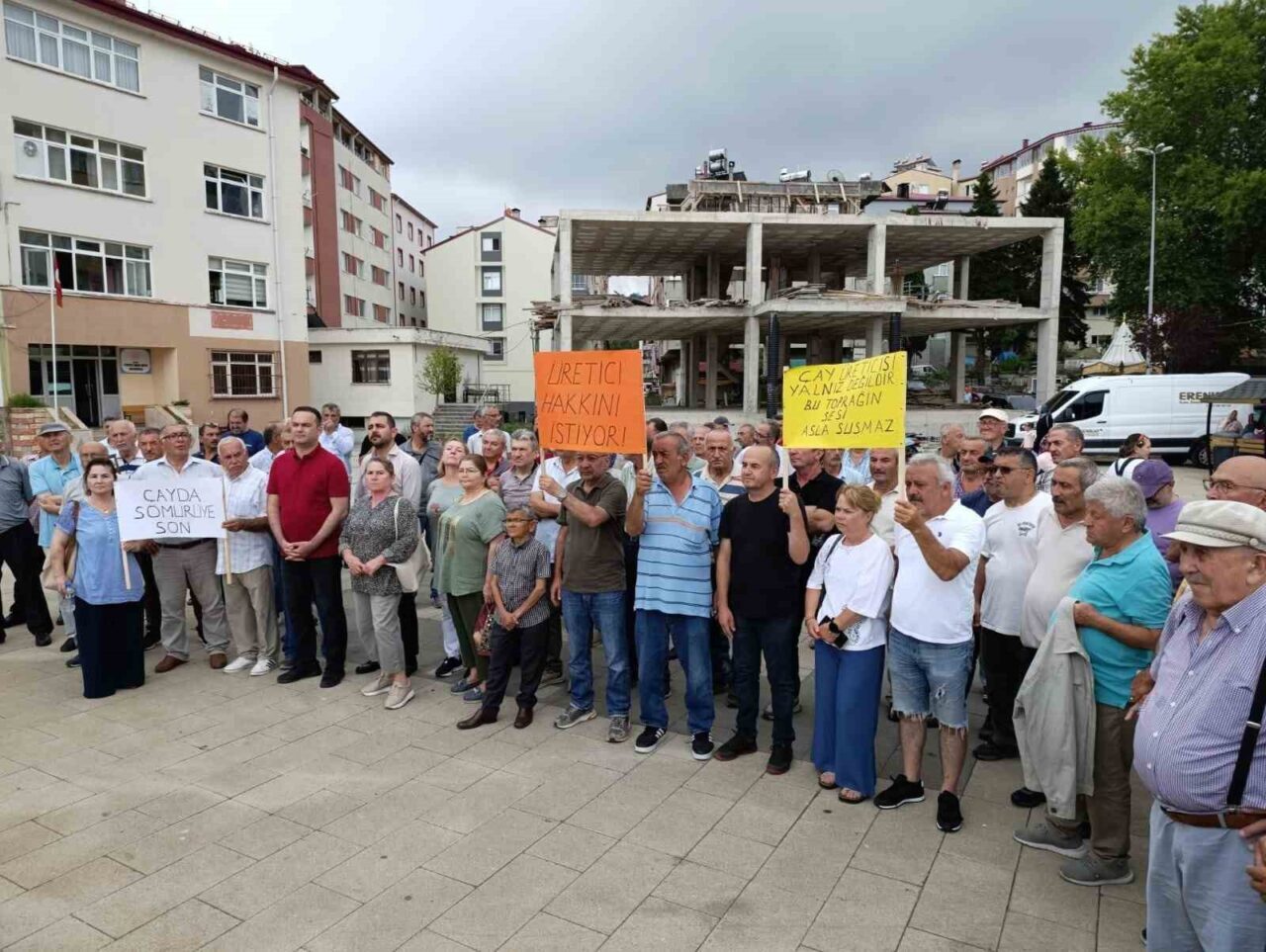 Eynesil’de çay üreticilerinden tepki: "ÇAYKUR üreticiyi özel sektörün insafına bıraktı"