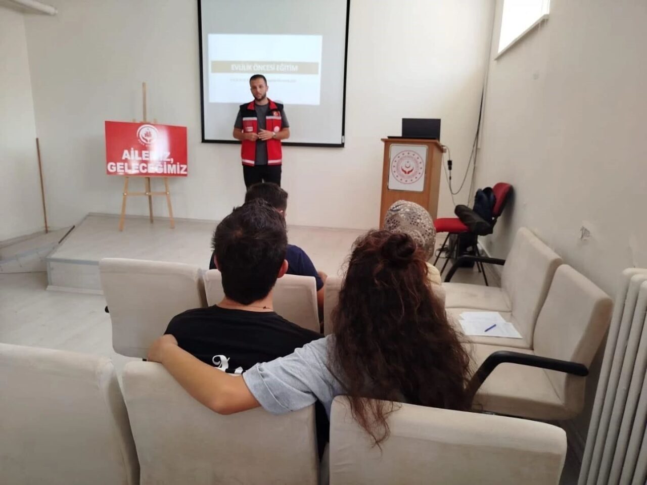 Genç çiftlere aile ve evlilik eğitimi