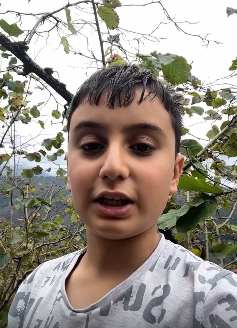 Giresunlu küçük Talha fındığını Gazze için topluyor