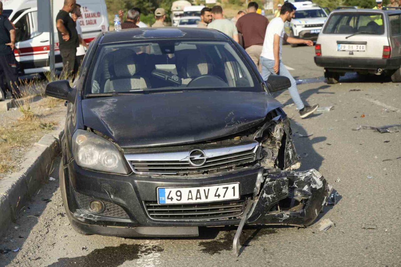 Gümüşhane-Trabzon karayolunda 3 aracın karıştığı kazada 2’si çocuk 7 kişi yaralandı