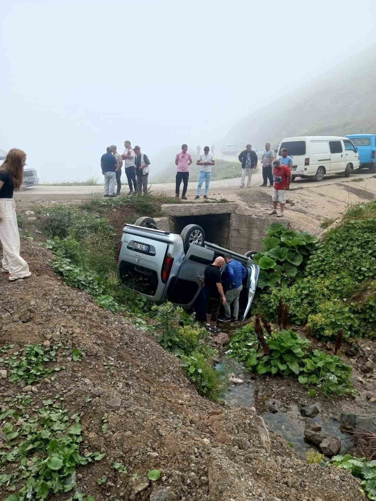 Gümüşhane’de yayla yolunda hafif ticari araç menfeze devrildi: 4 yaralı