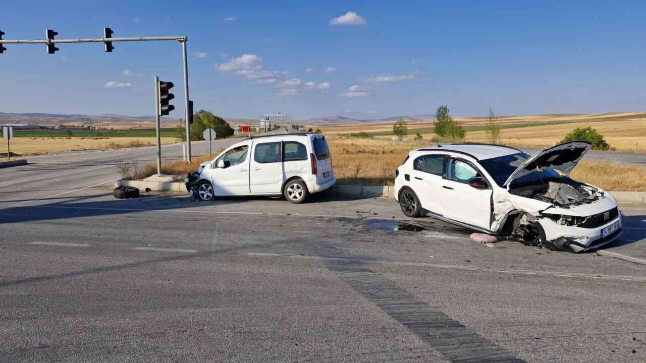 Hafif ticari araç ile otomobil çarpıştı: 10 kişi yaralandı