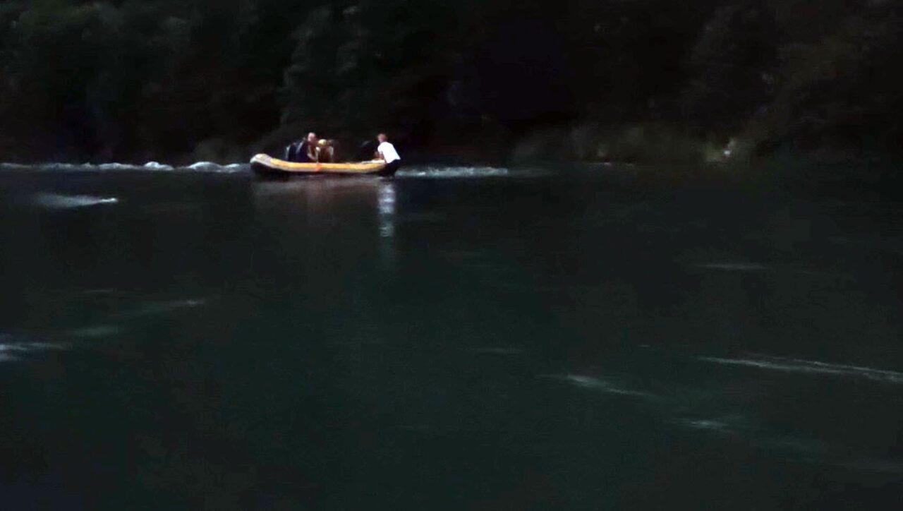 Harşit Çayı’nda balık tutan 2 genç mahsur kaldı