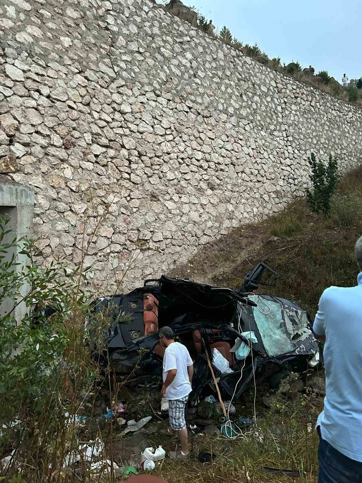 Hurdaya dönen otomobil iki kişiye mezar oldu