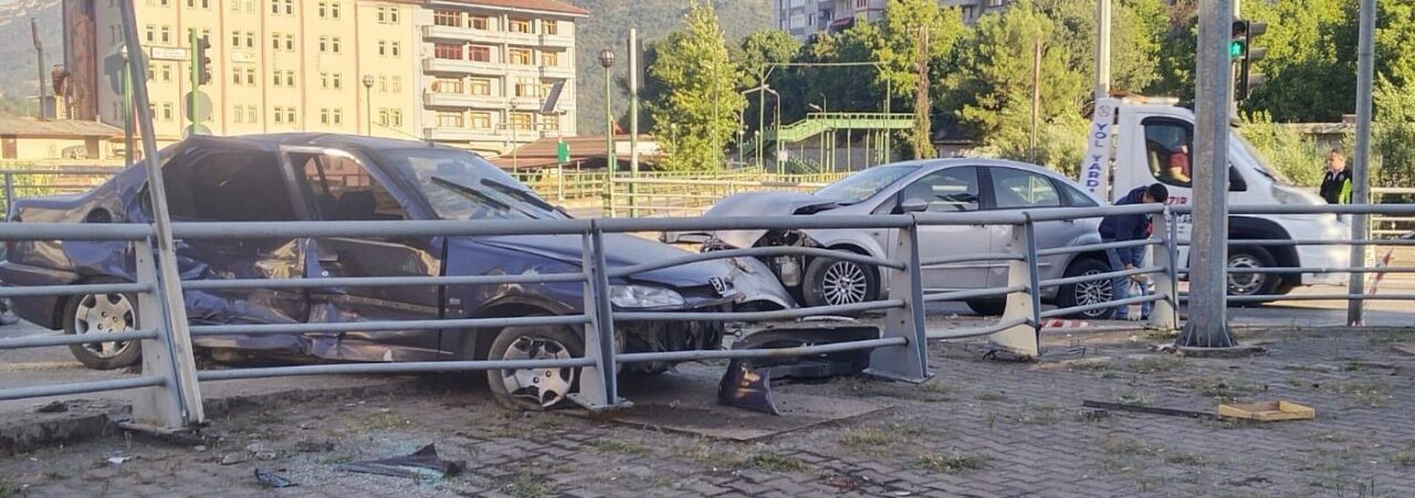 İki otomobilin çarpıştığı kazada 4 kişi yaralandı