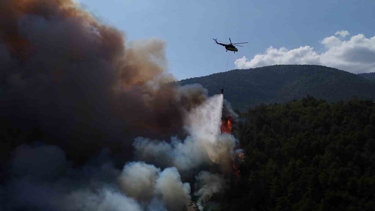 Karabük’teki orman yangınına havadan ve karadan müdahale sürüyor