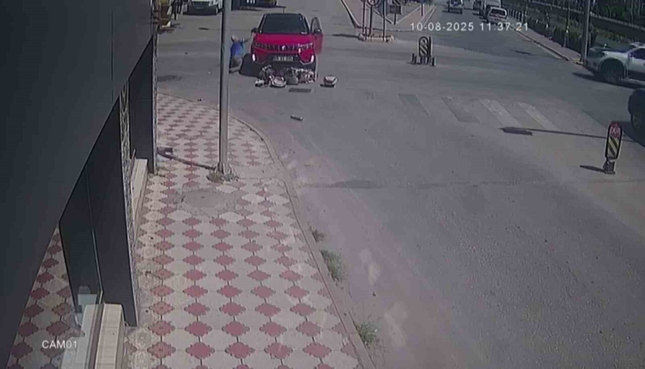 Kazada yere düştü, öfkelenip otomobilin camına ve dikiz aynasına yumruk attı