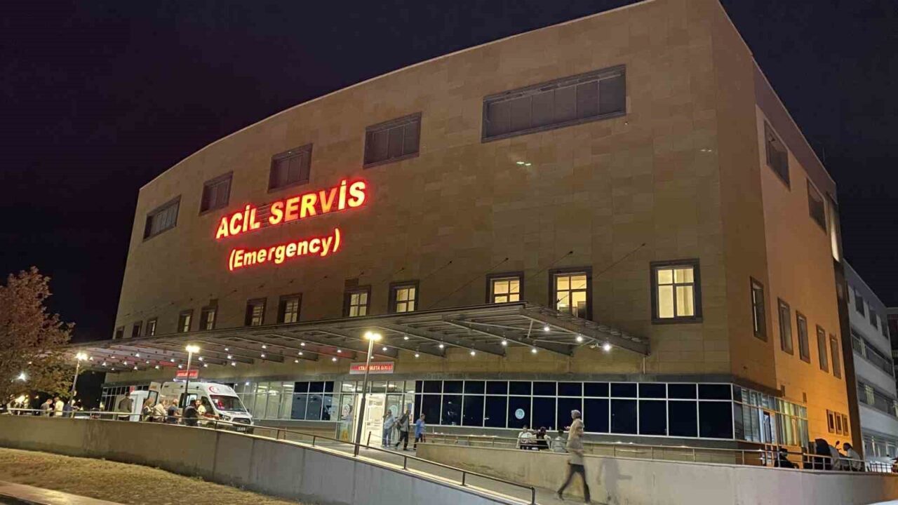 Kırmızı ışıkta geçen motosiklet ciple çarpıştı: 1’i ağır 2 yaralı