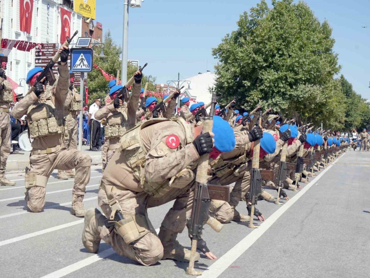 Komandolardan hayran bırakan Zafer Bayramı gösterisi